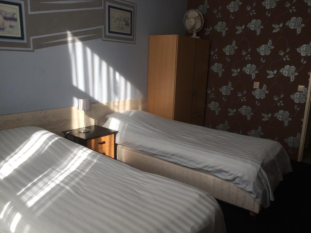 Hotel De Blauwe Vogel แบร์เคนออพโซม ภายนอก รูปภาพ